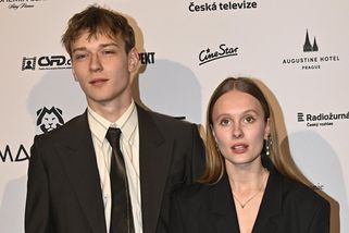 Krásná dcera Lindy Rybové Josefína poprvé s novým přítelem, hercem a zpěvákem: A jaké další páry dorazily na Lvy? - Super.cz